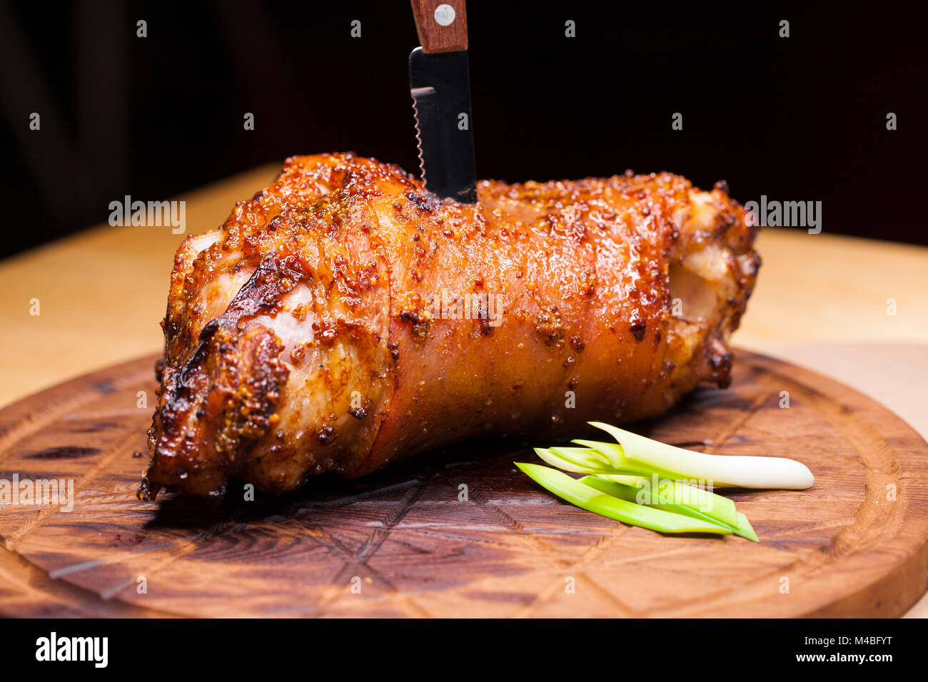 Restaurant plat - un grand jarret de porc cuit sur un plateau en bois Banque D'Images