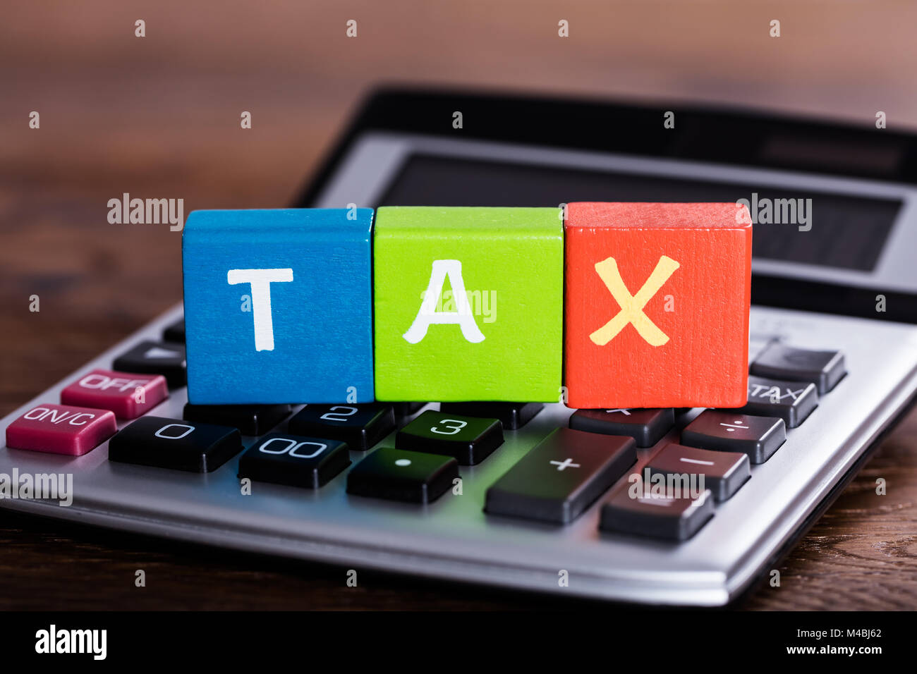 Close-up de blocs colorés avec des mots placés sur Calculatrice Banque D'Images