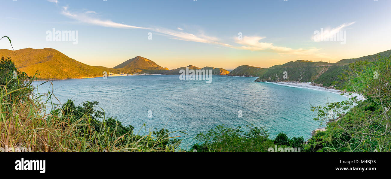 Coucher du soleil à l'plages cristallines de Pontal do Atalaia Banque D'Images