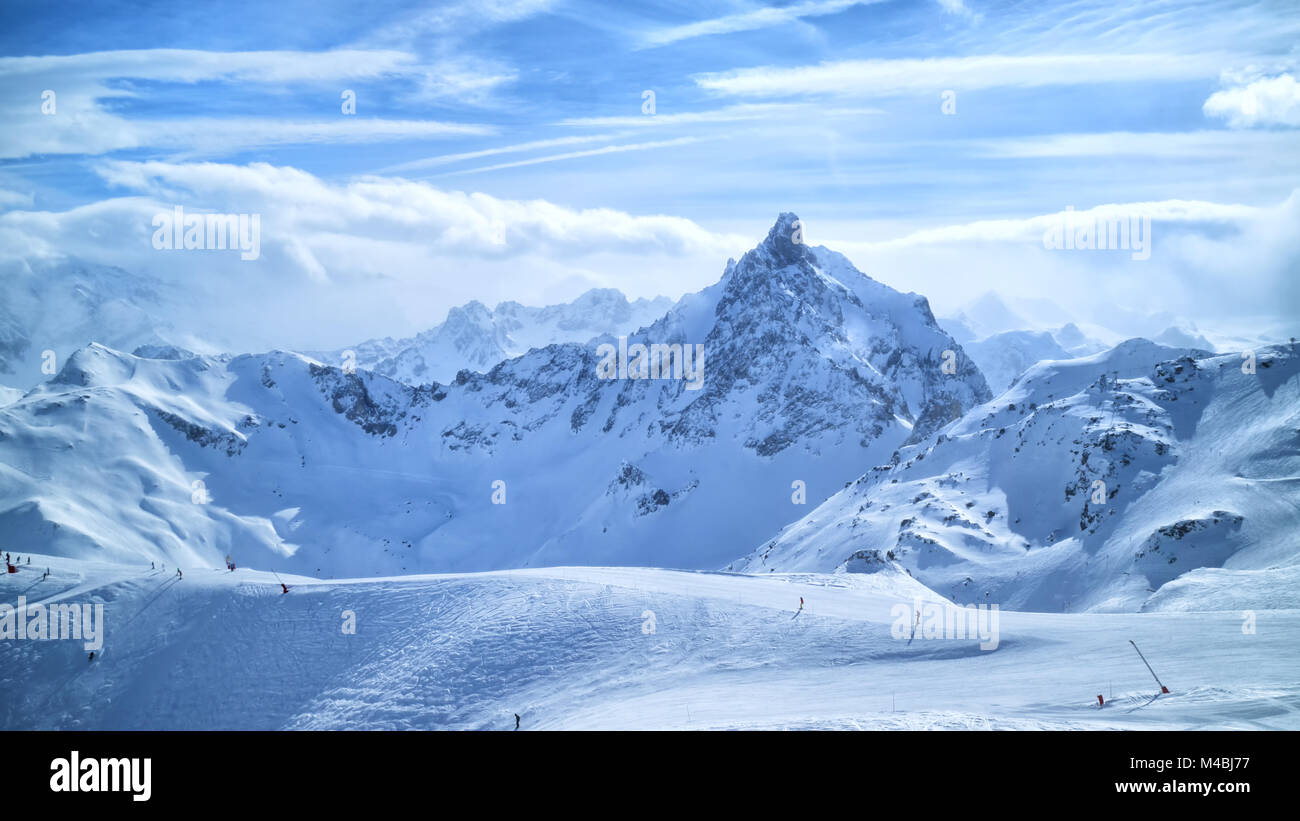 Des sommets enneigés des Alpes, vallées, Ski, Snowboard Ski en français station de Courchevel, Les Trois Vallées , par une journée d'hiver . Banque D'Images
