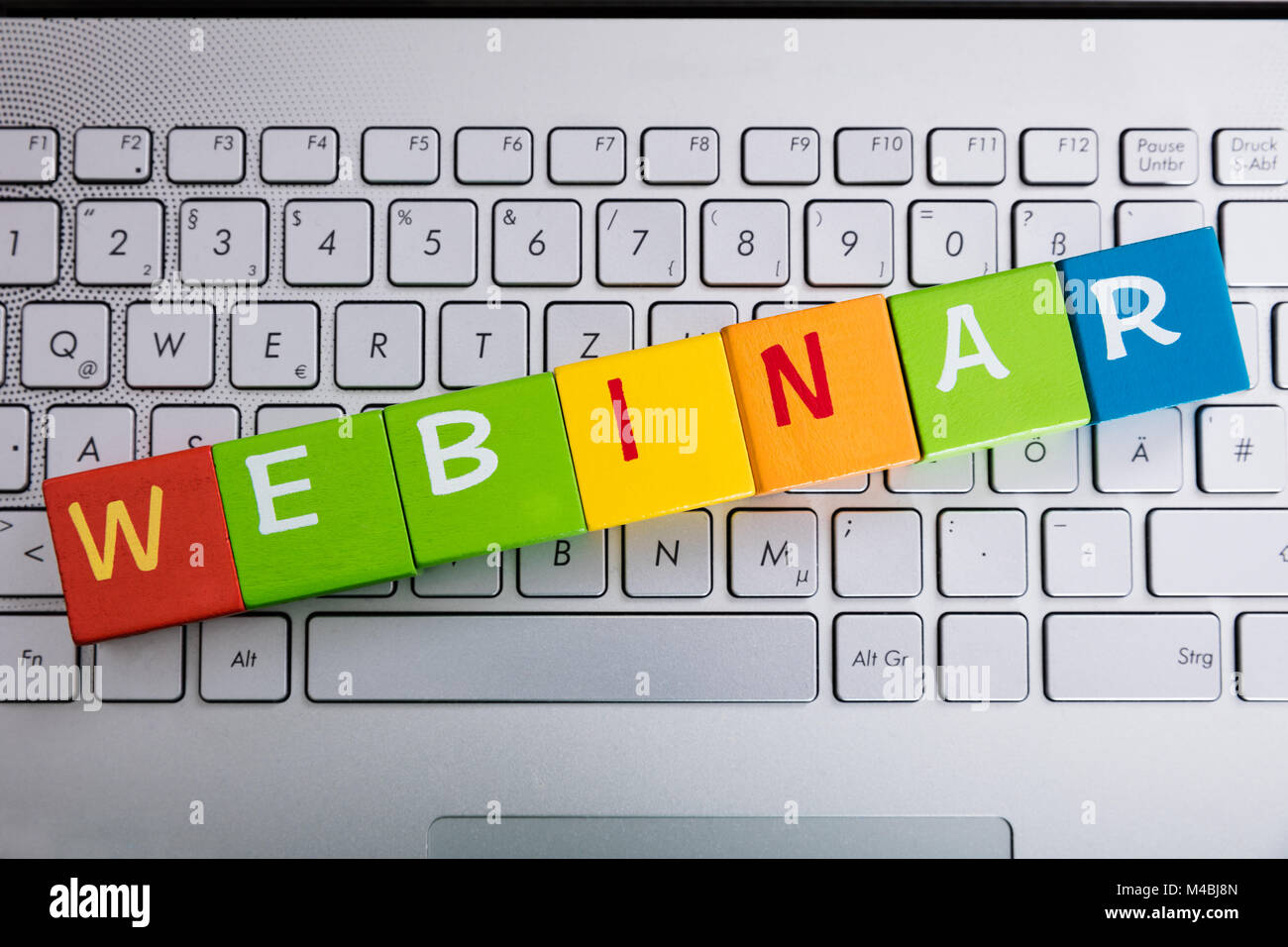 Webinar Texte sur blocs colorés sur clavier d'ordinateur portable Banque D'Images