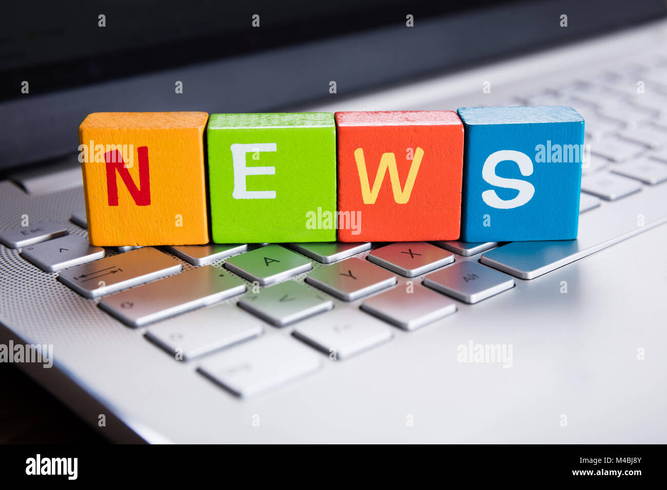 News Texte sur clavier d'ordinateur portable sur les cubes colorés Banque D'Images