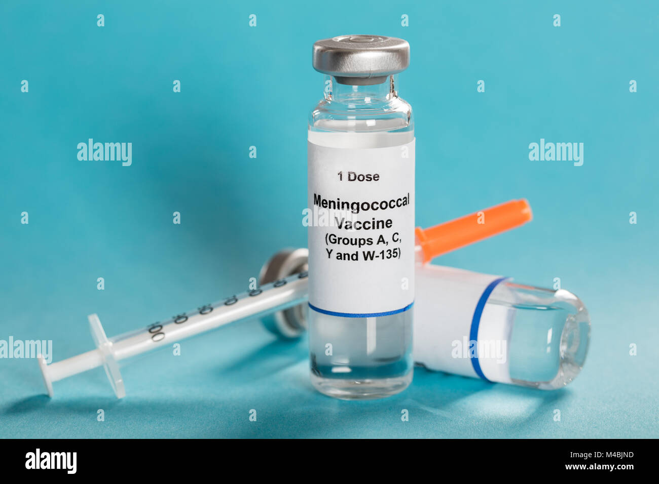 Une dose de vaccin antiméningococcique en flacon avec seringue sur fond bleu turquoise Banque D'Images