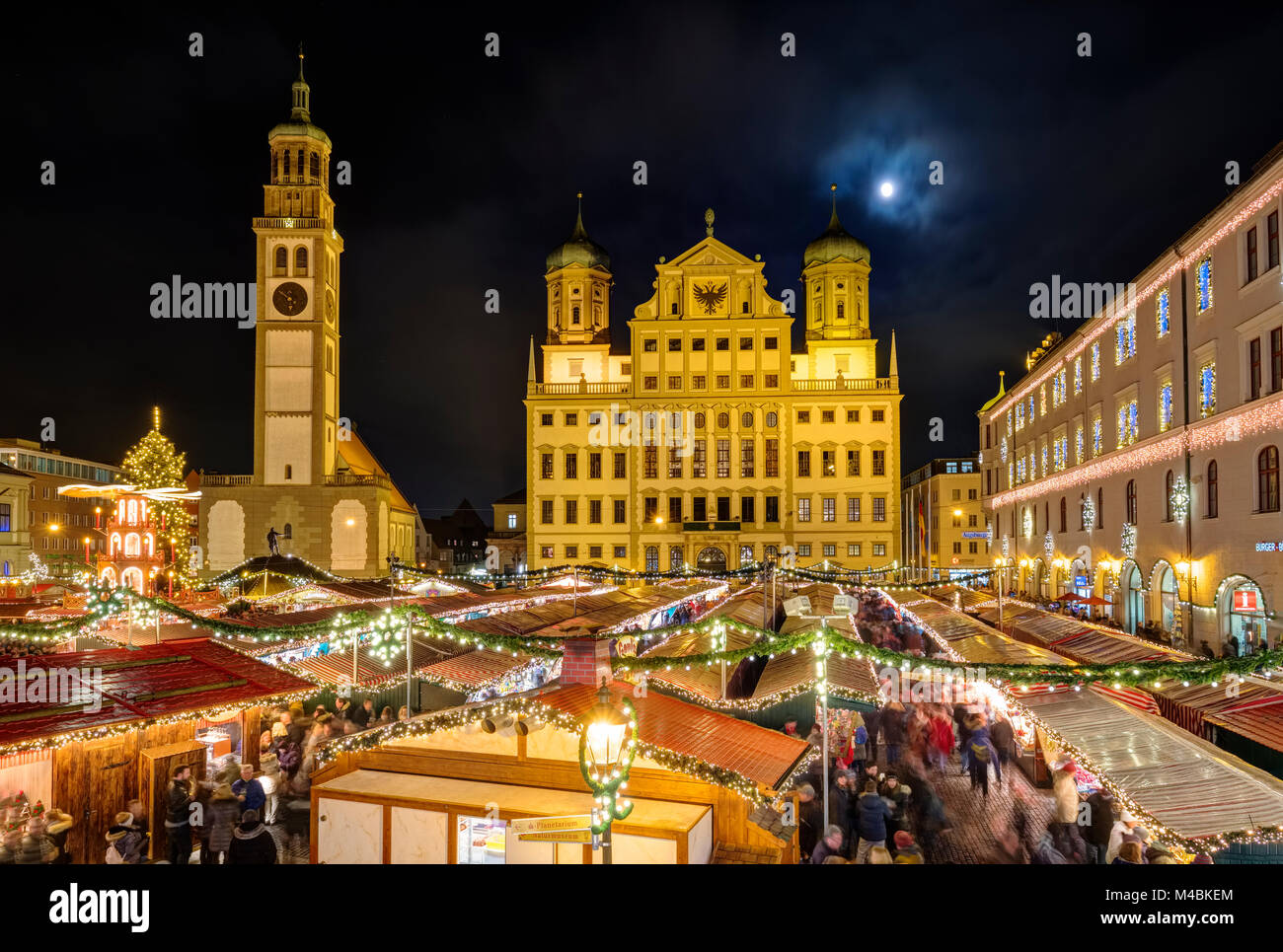 Marché de Noël,Tour Perlach et l'Hôtel de Ville, Burgtheater, à nuit, Augsbourg, Bavière,Allemagne,Souabe Banque D'Images