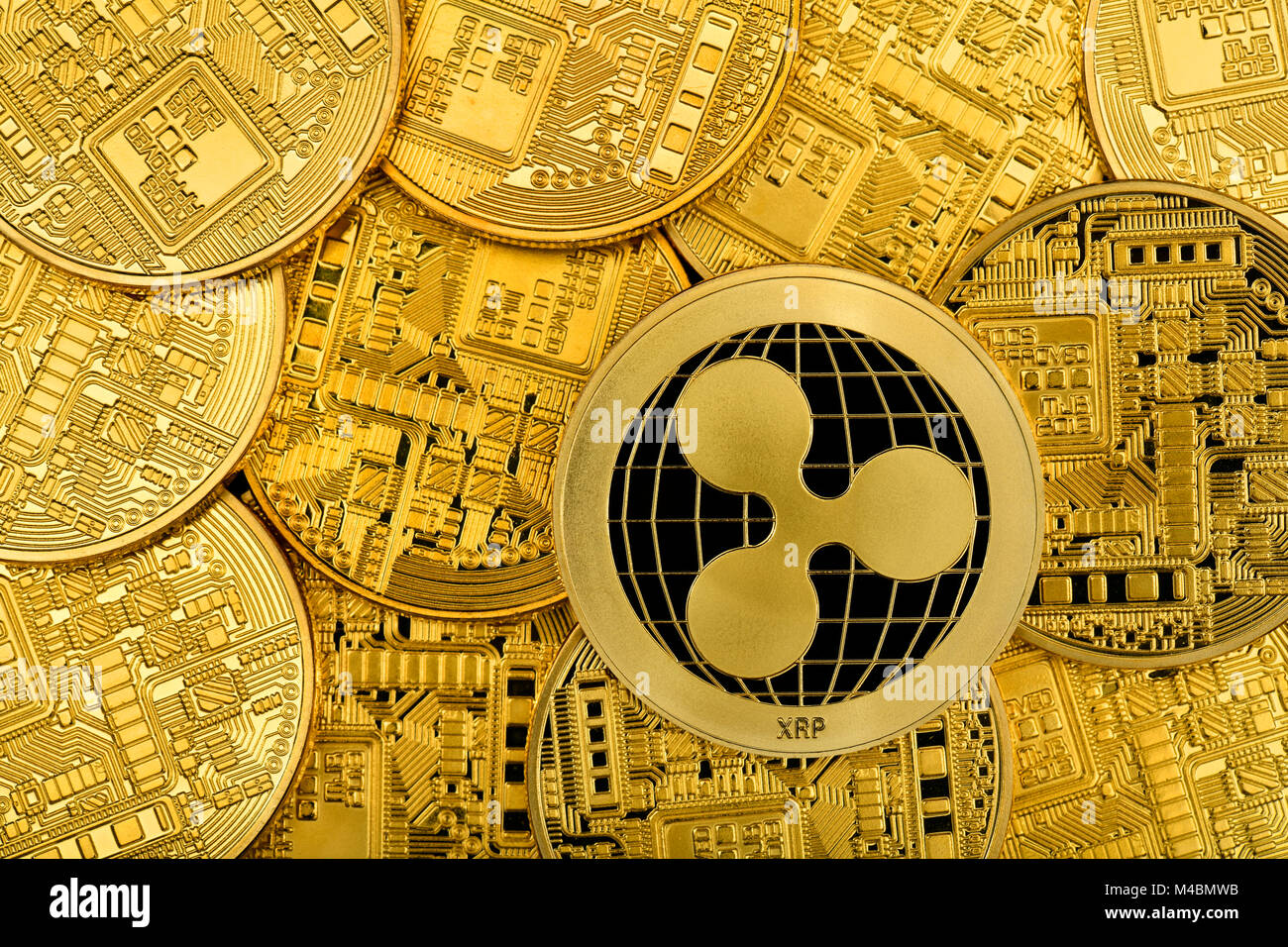 Image Cryptocurrency,symbole de la monnaie numérique,Ondulation de pièce d'or sur des pièces d'or Banque D'Images