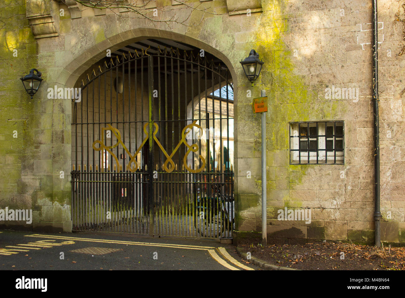 L'arrière-cour voûtée annexe porte de la cour intérieure de l'Hôtel de ville de Bangor en Irlande du Nord maintenant ouvert comme un café et une histoire locale et heri Banque D'Images