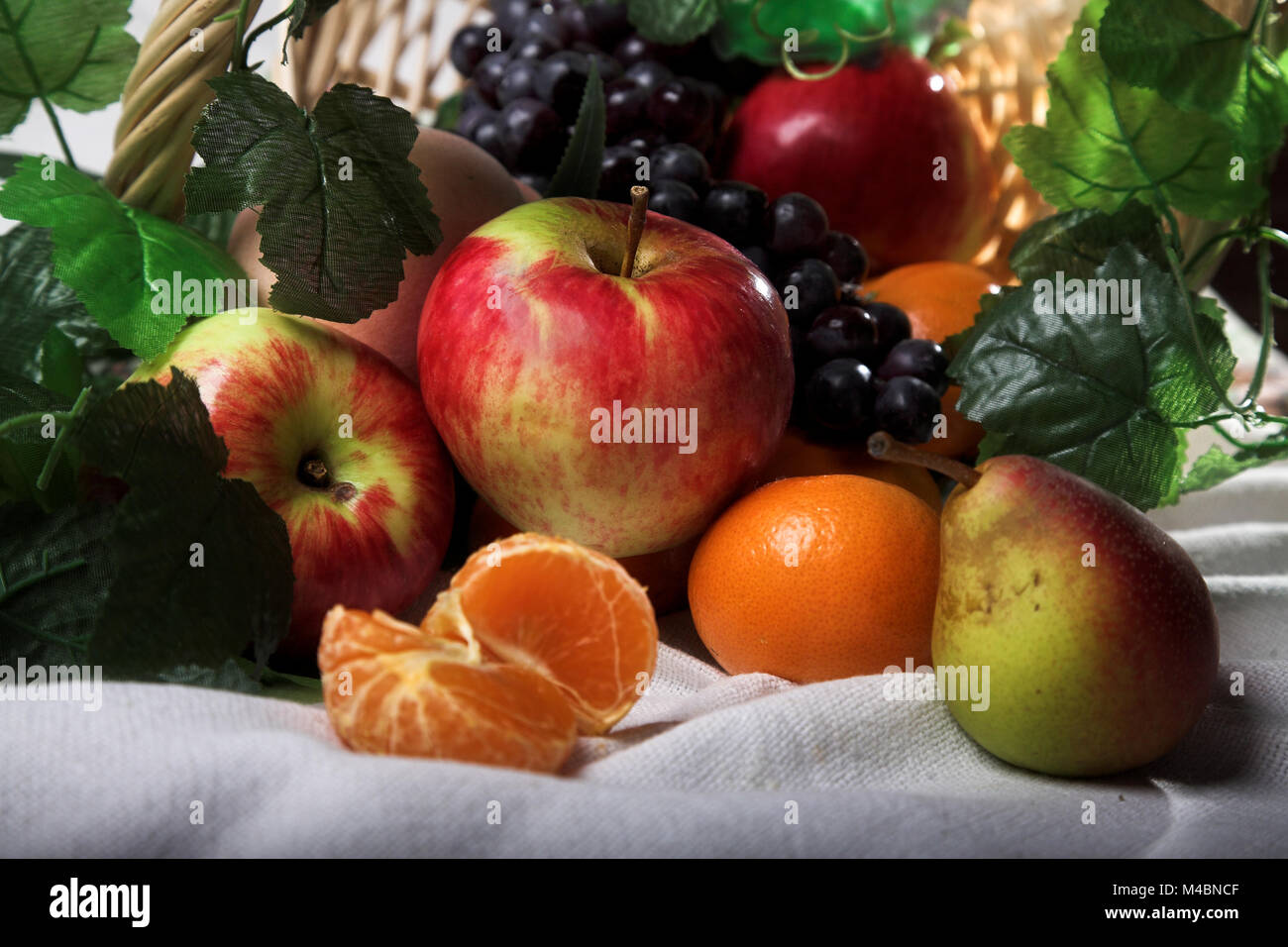 Still Life panier de fruits sur la table Banque D'Images