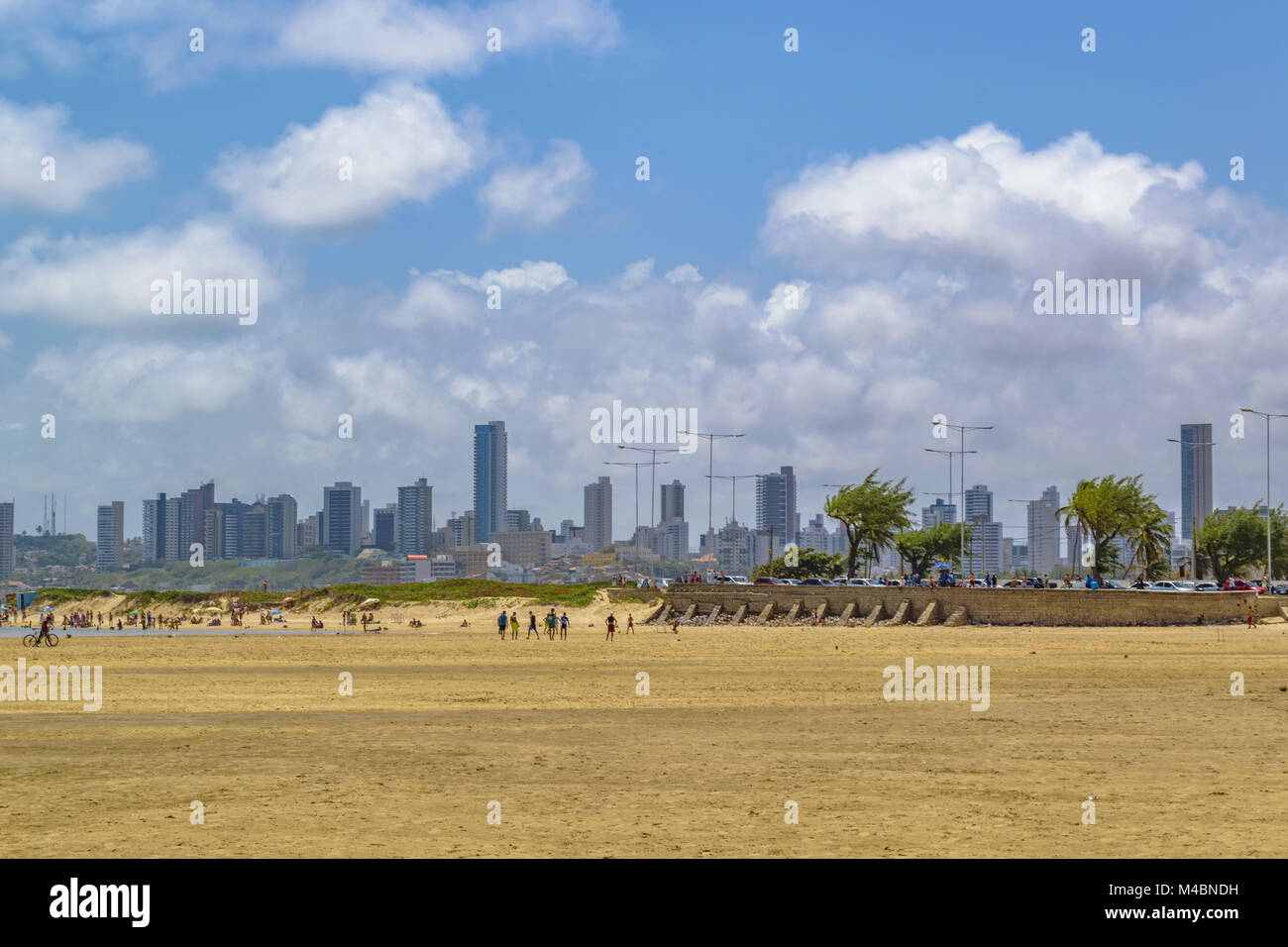 Grande plage et les bâtiments modernes à Natal, Brésil Banque D'Images