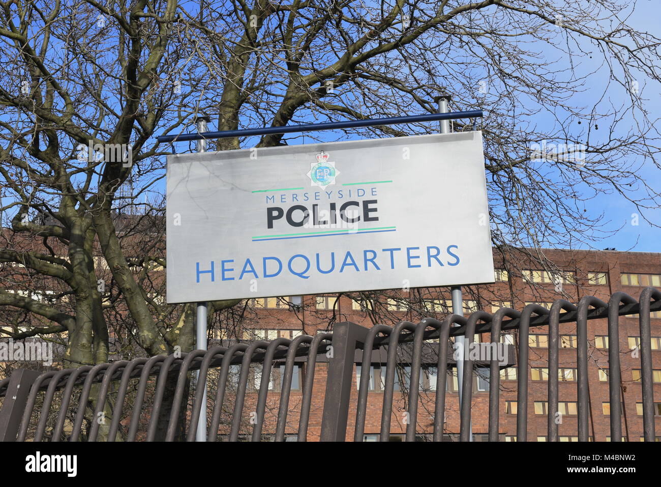 Le siège de la Police de Merseyside, lieu de mise en conserve, Liverpool L1 8JX , England, UK. Inscrivez-vous à l'extérieur du bâtiment, avec l'insigne d'un logo. La Police de Merseyside Banque D'Images