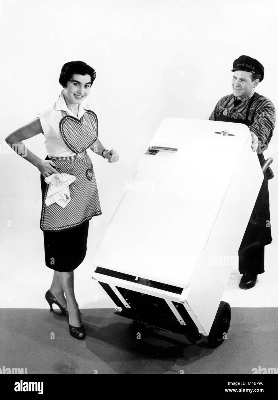 Femme au foyer et fournisseur,un nouveau réfrigérateur est livré,1950,emplacement exact inconnu,Allemagne Banque D'Images