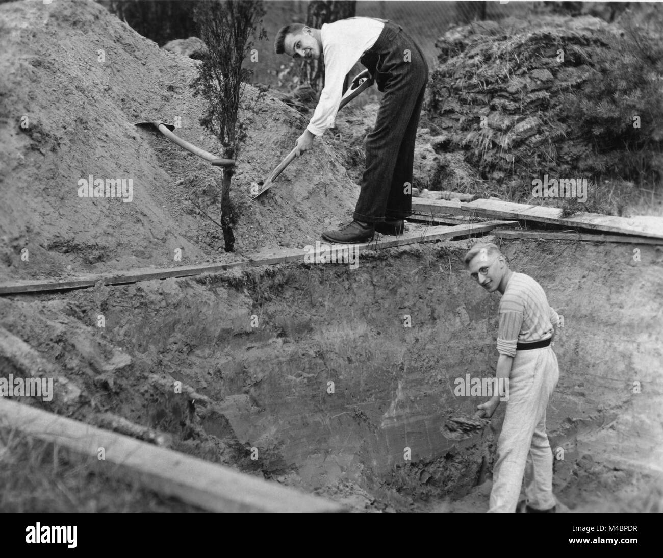 Deux hommes creusant un trou,1940,lieu exact inconnu,Allemagne Banque D'Images