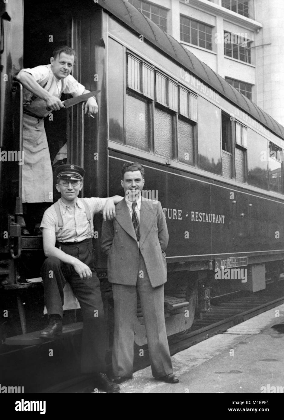 Renseignements personnels pose devant le wagon restaurant cook,conducteur et passager,,1940,emplacement exact inconnu,Allemagne Banque D'Images