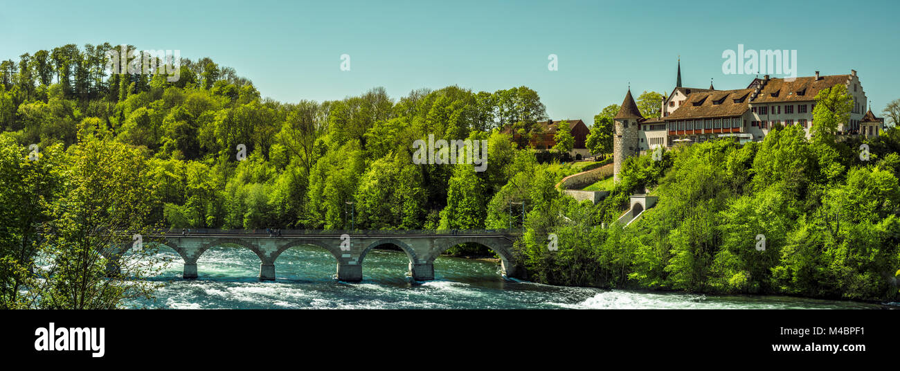 Panorama avec château médiéval et le pont Banque D'Images