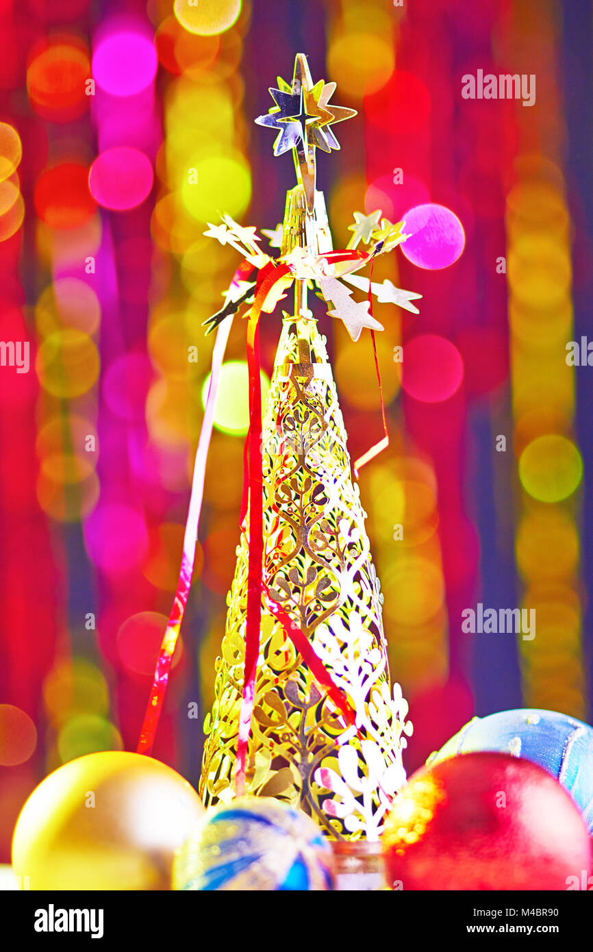 Arbre de noël avec des boules de noël Banque de photographies et d’images à haute résolution Alamy