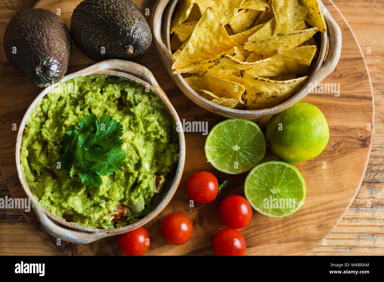 Cyril Lignac avec avocats tomates chips tortilla et limes Banque D'Images