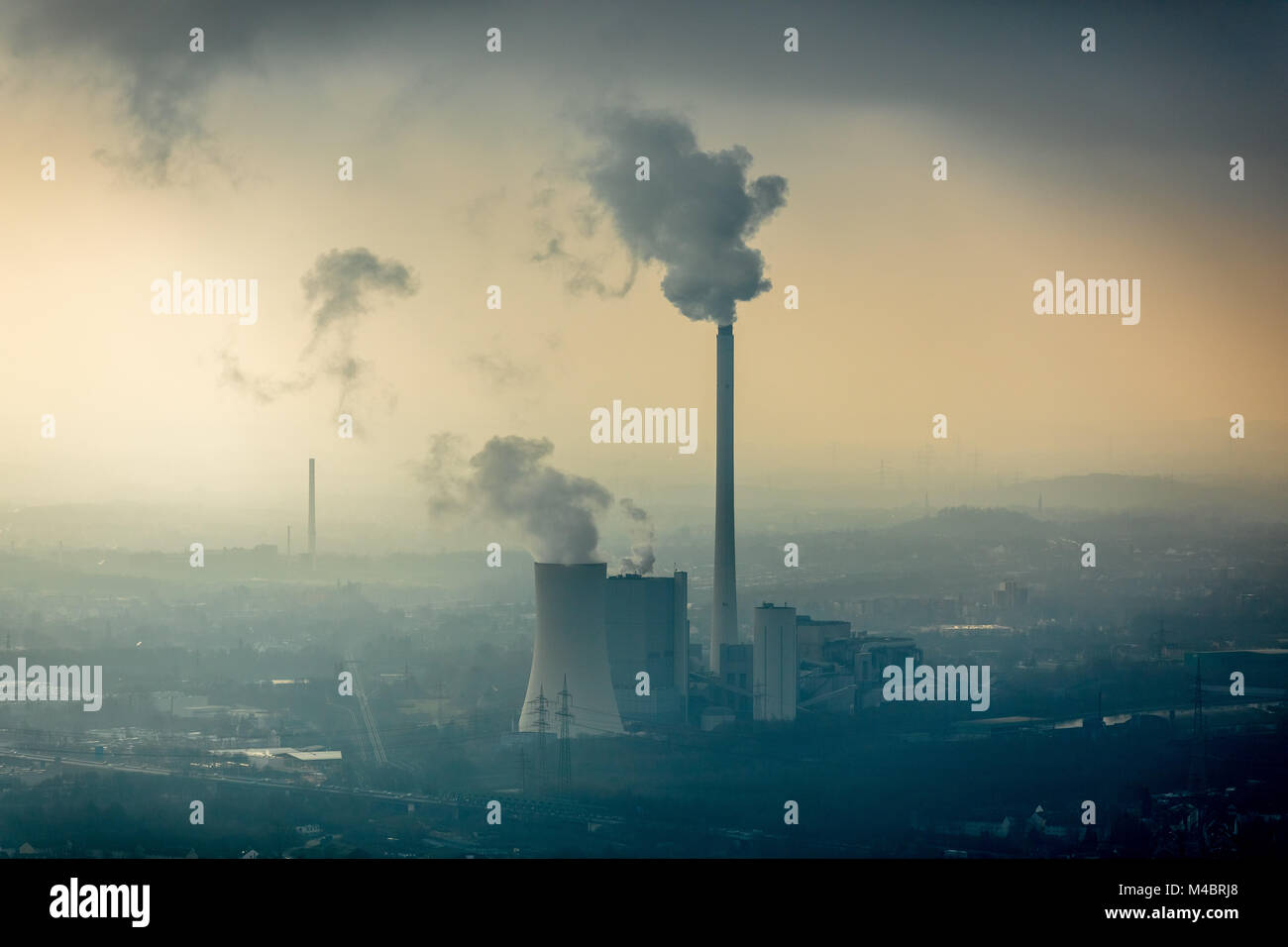 STEAG chauffage power plant Herne,coal power station avec nuage de fumée dans la brume en face de toile industrielle,Herne Banque D'Images
