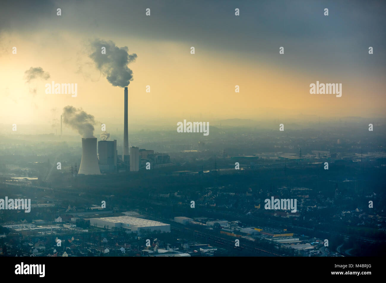 STEAG chauffage power plant Herne,coal power station avec nuage de fumée dans la brume en face de toile industrielle,Herne Banque D'Images