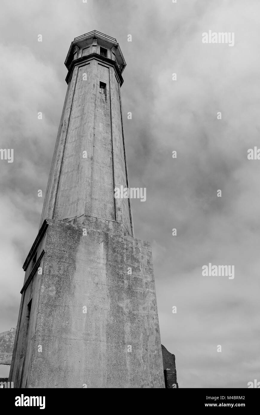 L'île d'Alcatraz, Tour de Garde, ciel nuageux, Prison, Bay Area, à San Francisco, Californie Banque D'Images