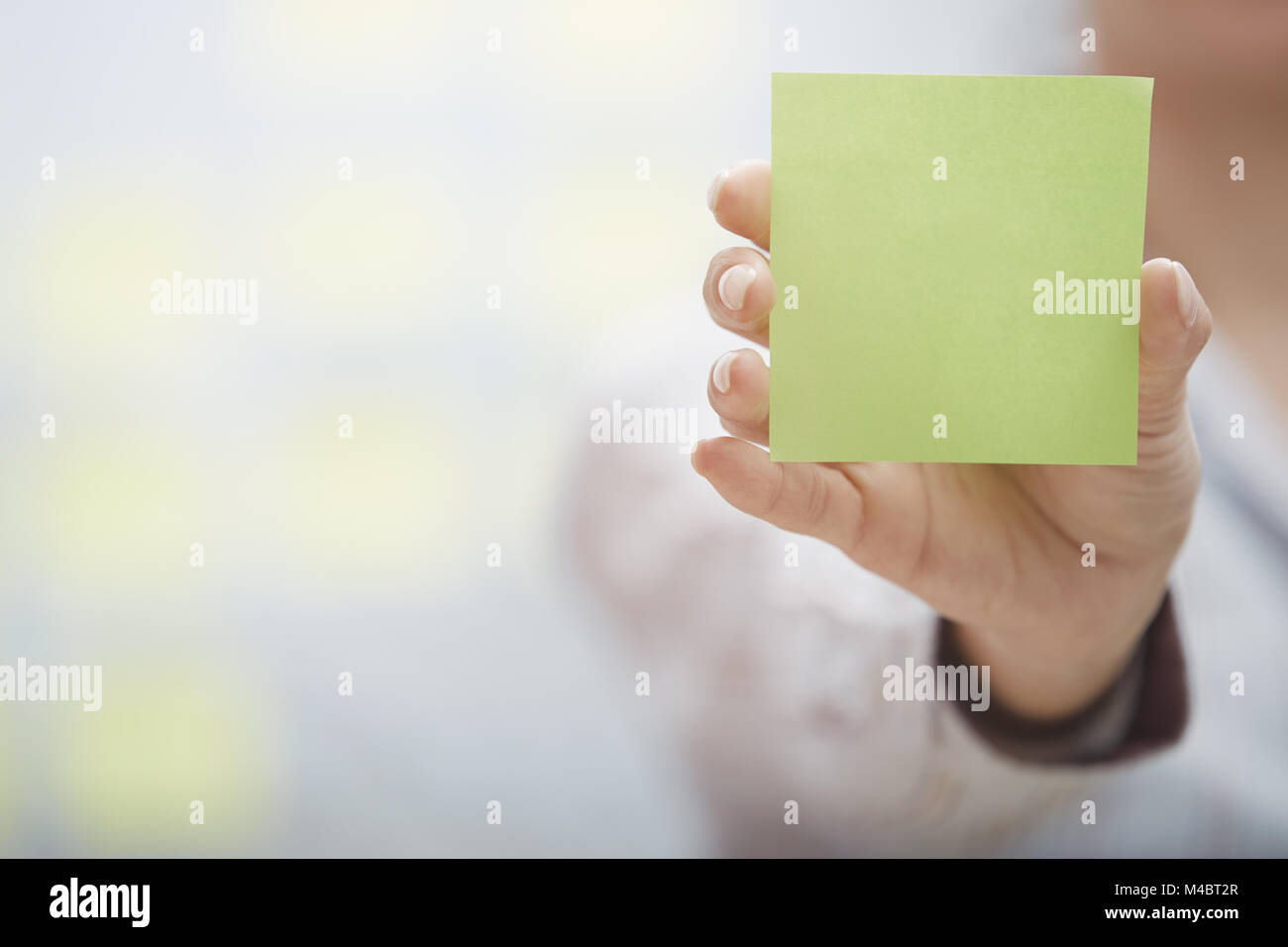 Main de femme tenant sticky note avec l'espace vide Banque D'Images