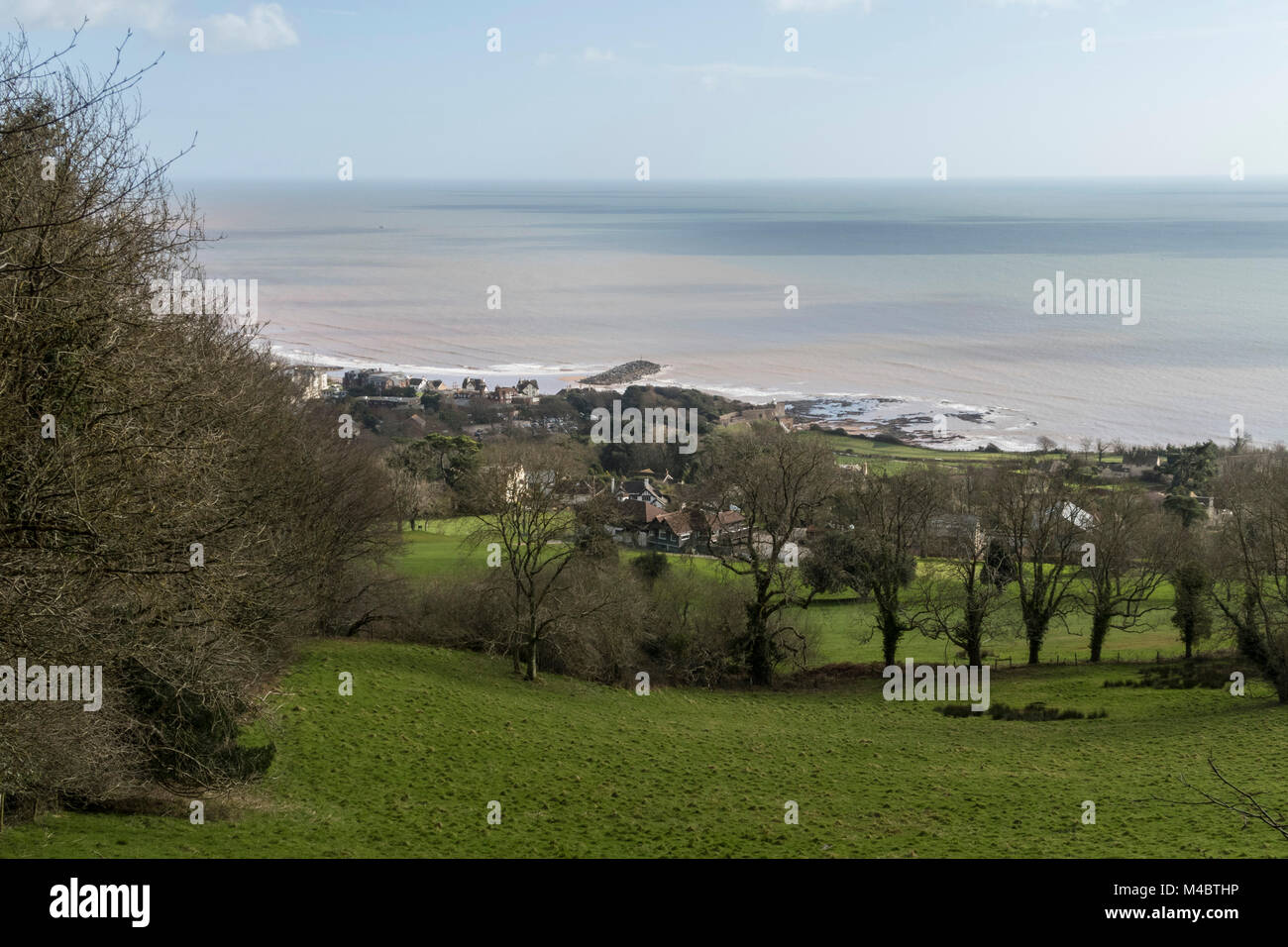 Vue sur Sidmouth depuis les sentiers de Mutters Moor, le long de Peak Hill, Sidmouth, Devon, Royaume-Uni Banque D'Images Vue sur Sidmouth depuis les sentiers de Mutters Moor, le long de Peak Hill, Sidmouth, Devon, Royaume-Uni Banque D'Images