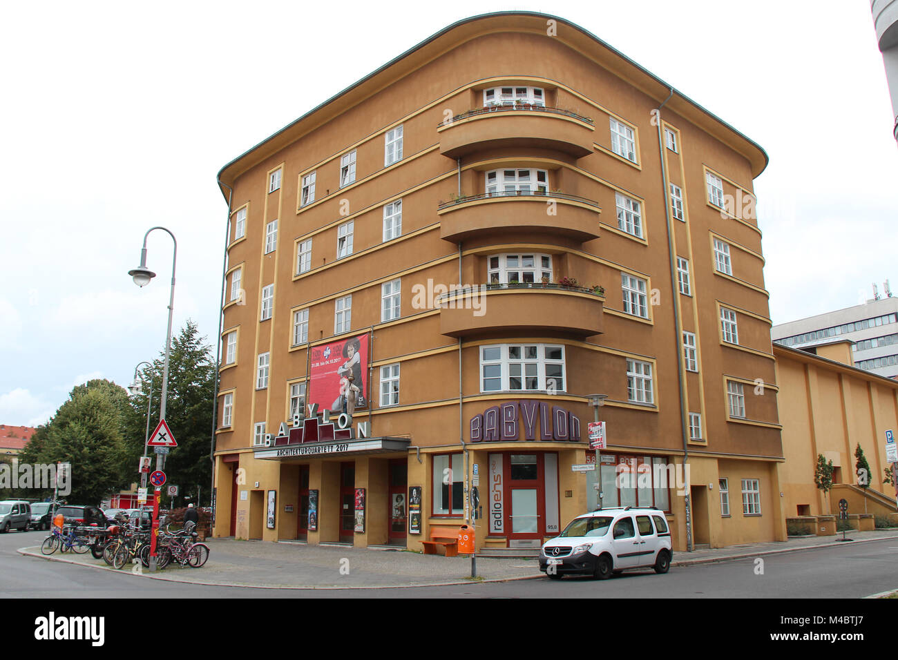 Un bâtiment sur Rosa-Luxembourg-Platz à Berlin (Allemagne). Banque D'Images