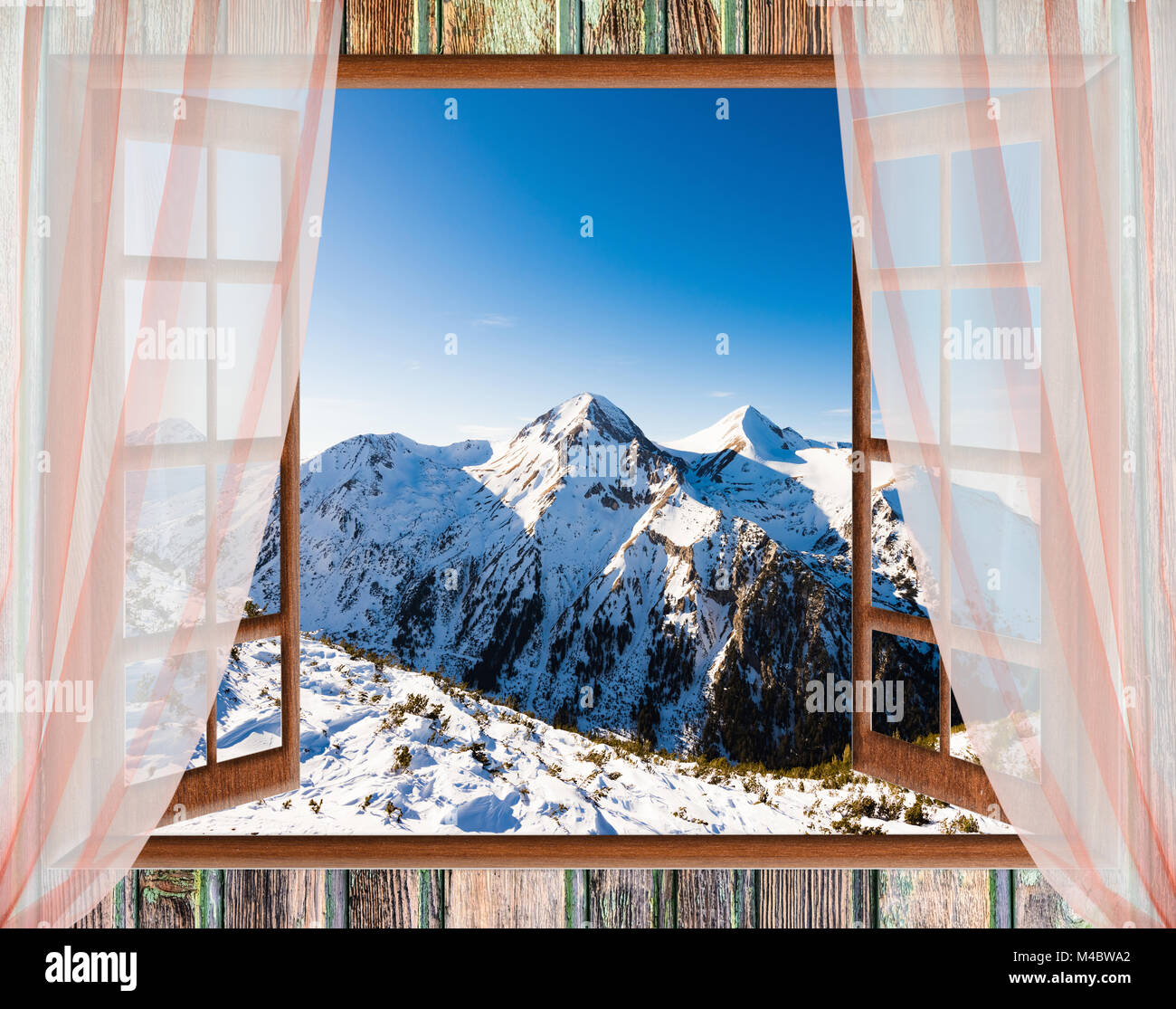 Des fenêtres blanches avec vue sur les sommets de montagnes enneigées Banque D'Images