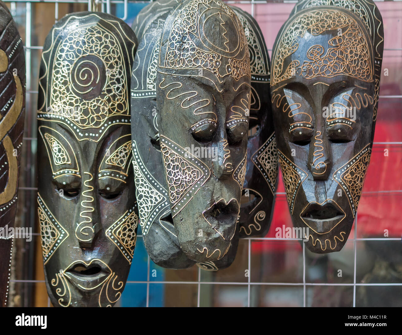 Souvenirs : des masques en bois, symbolisant les émotions humaines. Banque D'Images