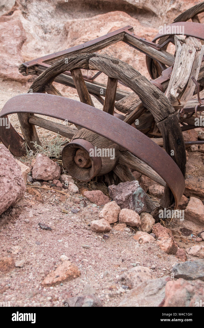 Abandondes broken roue de chariot en caligo ghost town, USA Banque D'Images
