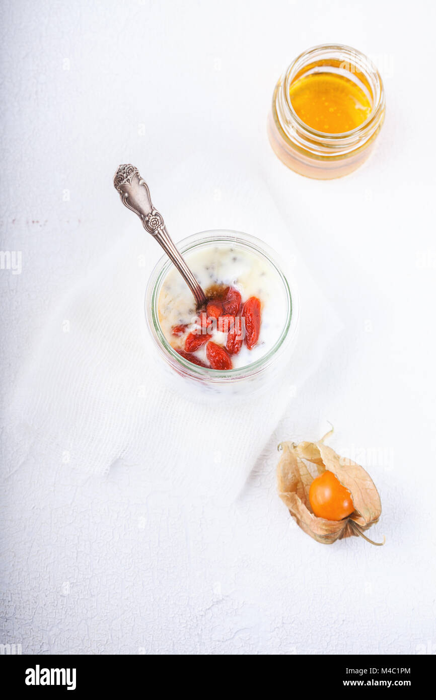 Le yaourt avec les baies de goji, chia seeds et de miel Banque D'Images