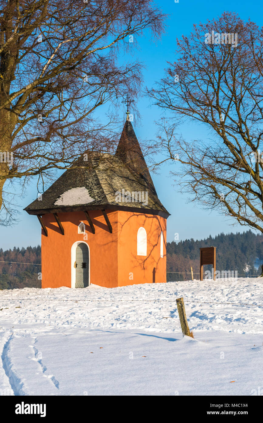 Chapelle rouge dans la neige Banque D'Images