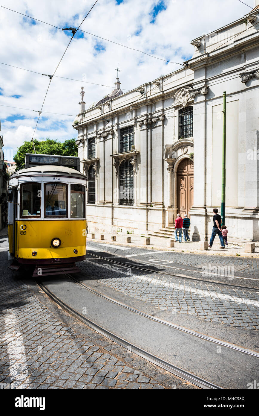 Tramway jaune historique en face de la Cathédrale Saint Antoine Banque D'Images