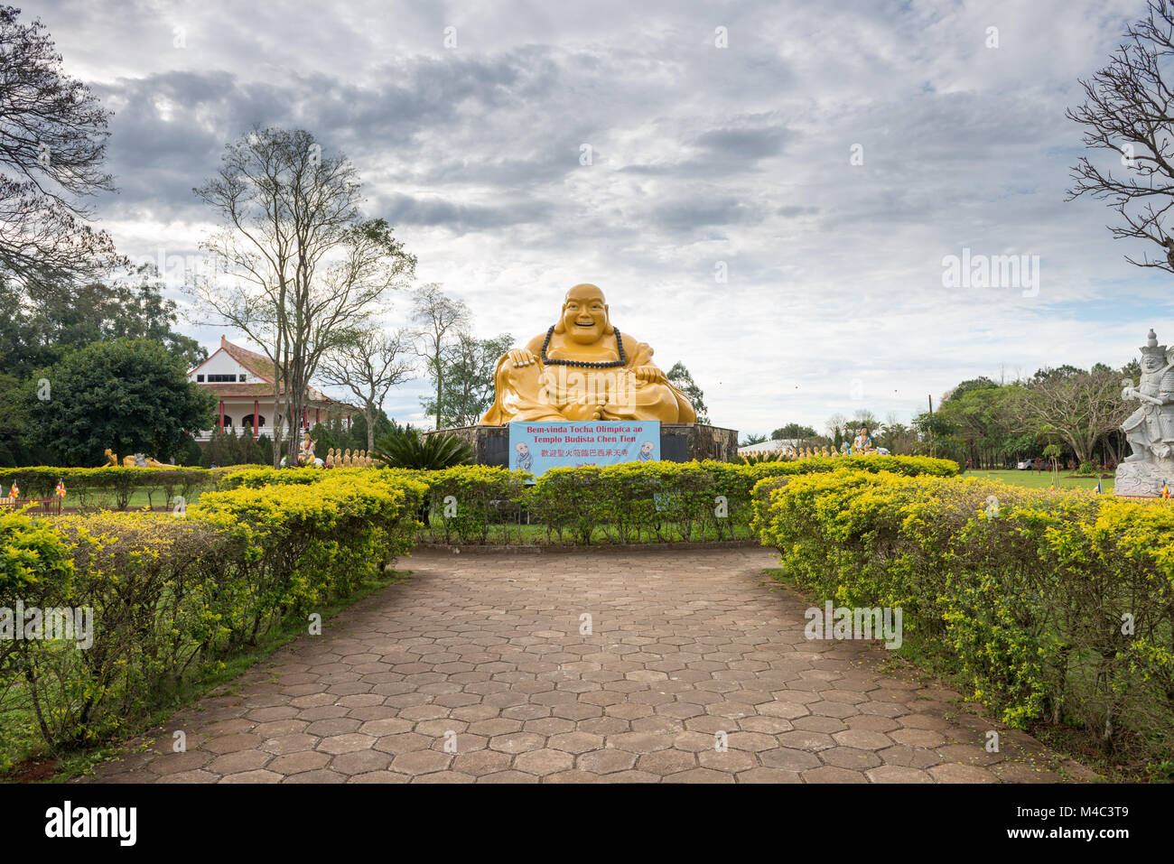 Statue du Bouddha géant dans les jardins du temple Banque D'Images