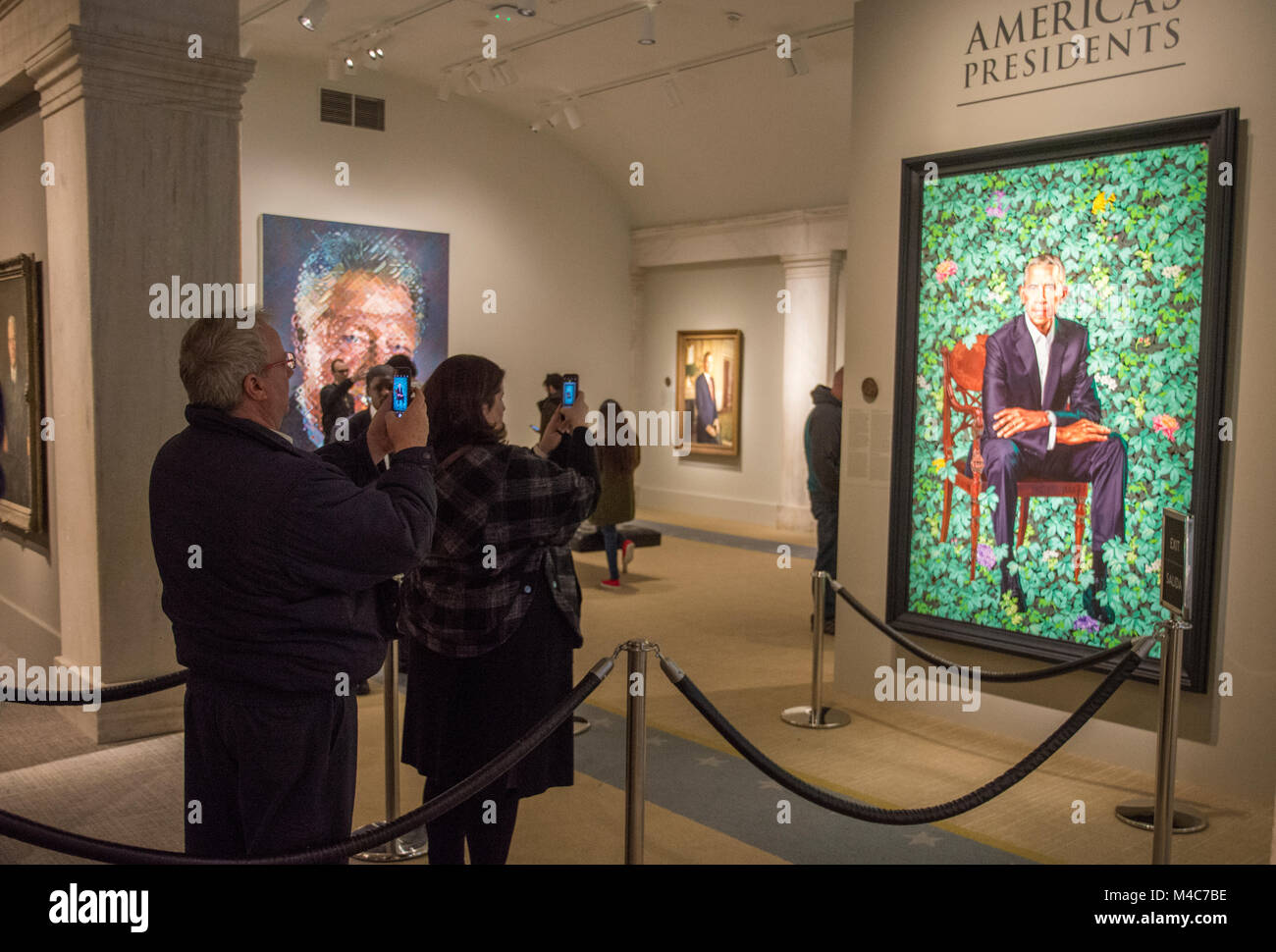 Washington, USA. Feb 14, 2018. Les foules affluent pour voir le nouveau site officiel portrait présidentielle de Barack Obama à la National Portrait Gallery, Smithsonian Institution, Washington, DC. La peinture, par Kehinde Wiley, a été dévoilé le 12 février 2018. Crédit : Tim Brown/Alamy Live News Banque D'Images