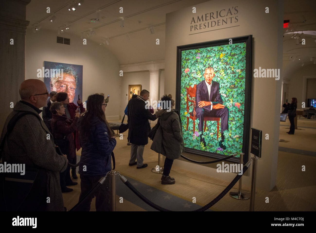 Washington, USA. Feb 14, 2018. Les foules affluent pour voir le nouveau site officiel portrait présidentielle de Barack Obama à la National Portrait Gallery, Smithsonian Institution, Washington, DC. La peinture, par Kehinde Wiley, a été dévoilé le 12 février 2018. Crédit : Tim Brown/Alamy Live News Banque D'Images