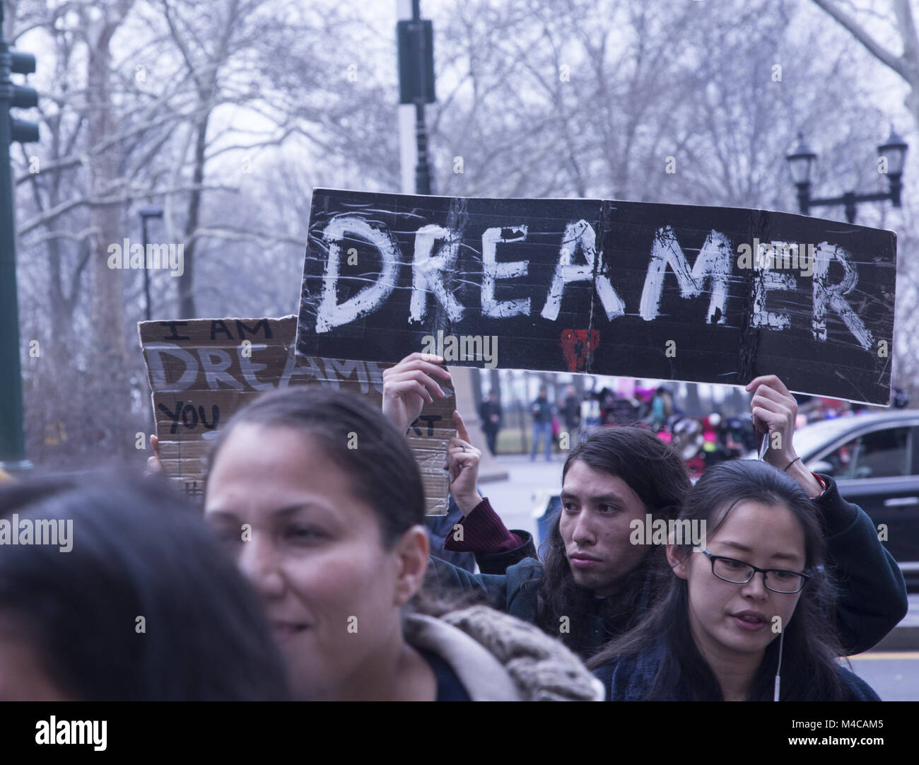 New York, USA. Feb 15, 2018. Les rêveurs (DACA) "une marche de rester à la maison' marche commence à Battery Park à New York à destination de Washington, D.C. pour faire connaître leur sort et ont le congrès faire la bonne chose et donner à ces jeunes la résidence permanente et un chemin d'accès à la citoyenneté dans l'USA. Crédit : David Grossman/Alamy Live News Banque D'Images