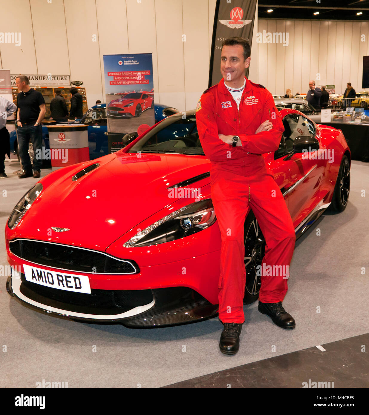 . Des flèches rouges RAF Squadron Leader Adam Collins avec Aston Martin 10 rouge - l'AMOC en stand à la place de Club de voiture Londres 2018 Classic Car Show Banque D'Images