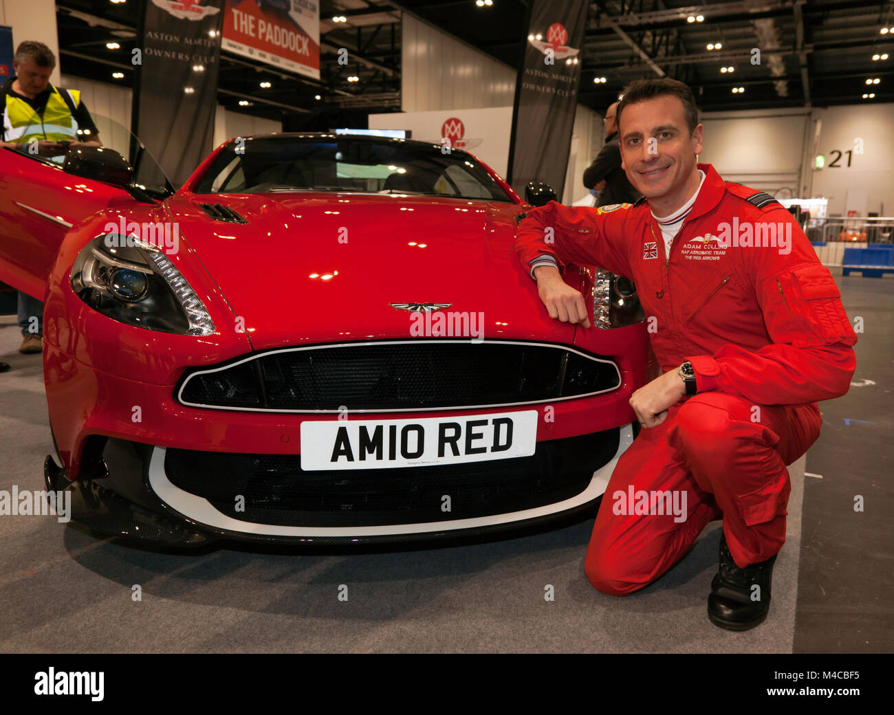 Adam Collins, chef de l'escadron des flèches rouges de la RAF, avec Aston Martin Red 10 - stand de l'AMOC sur la place du Club automobile au salon de l'auto classique de Londres 2018 Banque D'Images