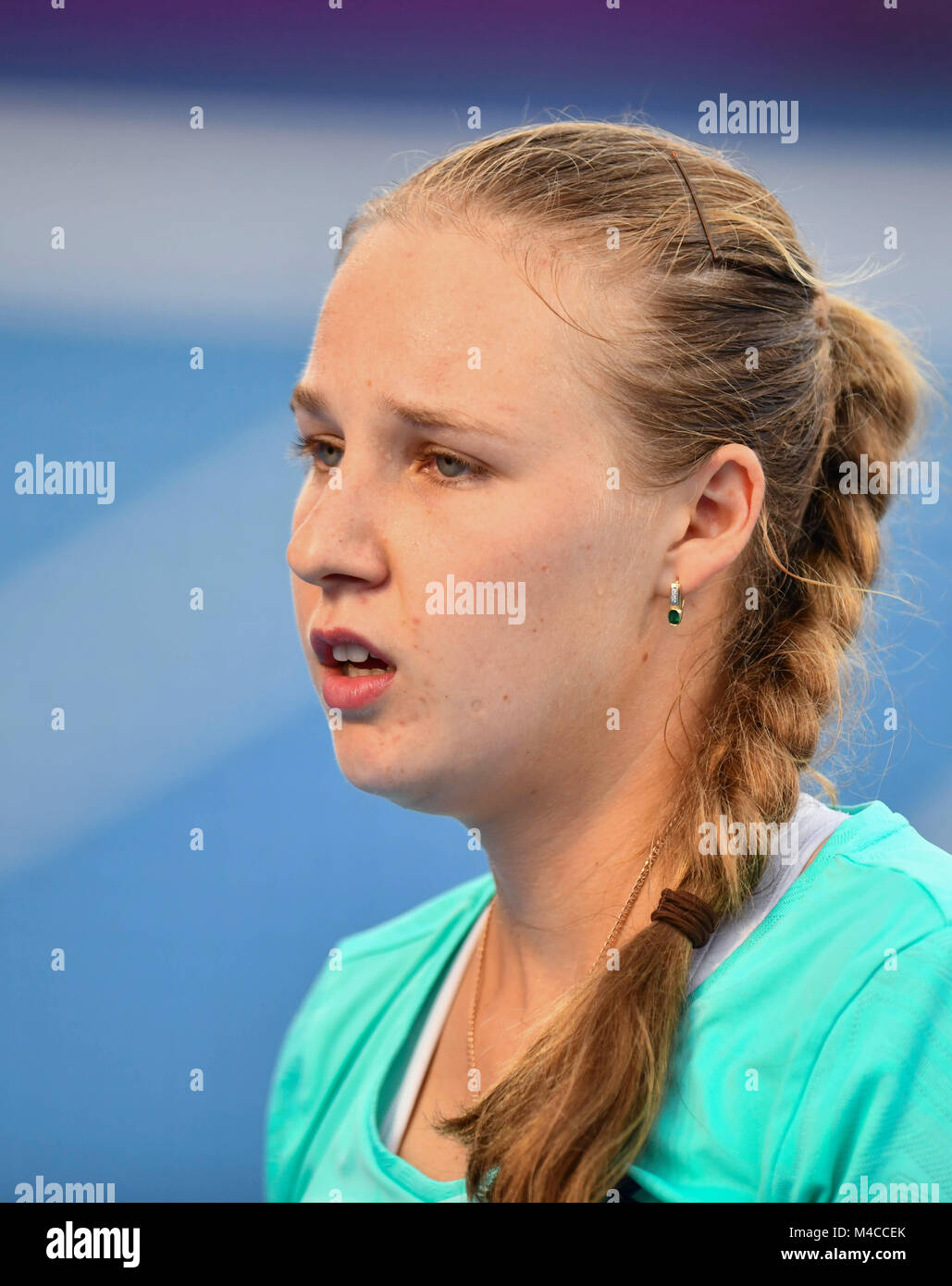 Doha, Qatar. Feb 15, 2018. Anna Blinkova de la Russie réagit au cours de la troisième tour du simple match contre Caroline Garcia de la France à la WTA 2018 Open du Qatar à Doha, Qatar, le 15 février 2018. Caroline Garcia a gagné 2-0. Credit : Nikku/Xinhua/Alamy Live News Banque D'Images