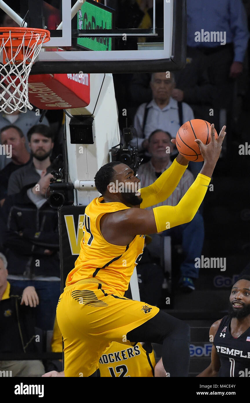 Wichita, Kansas, États-Unis. Feb 15, 2018. Wichita State Shockers Shaquille Centre Morris (24) s'empare d'un rebond défensif pendant le match de basket-ball de NCAA entre le Temple Owls et le Wichita State Shockers à Charles Koch Arena de Wichita, Kansas. Kendall Shaw/CSM/Alamy Live News Banque D'Images