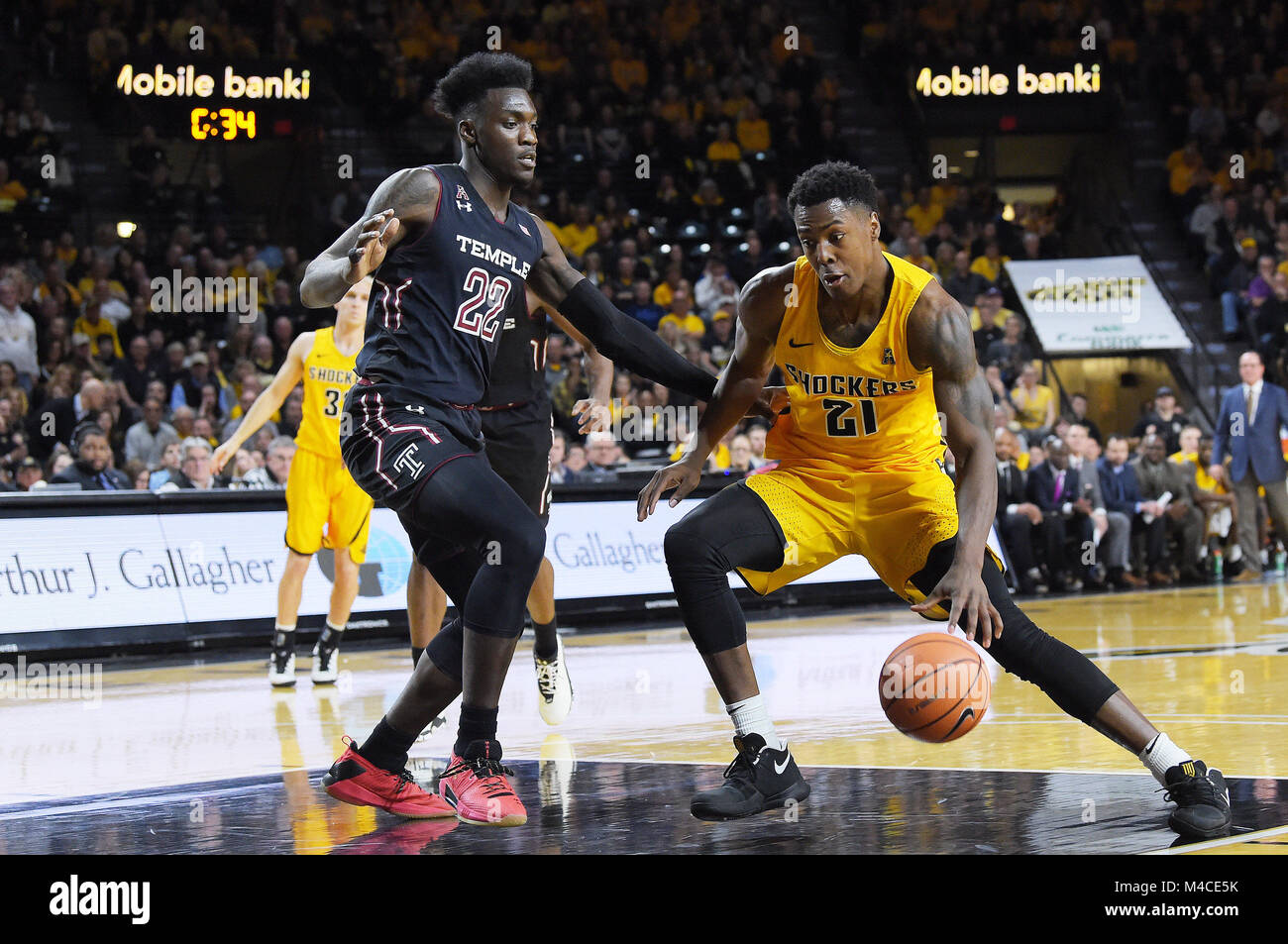 Wichita, Kansas, États-Unis. Feb 15, 2018. Wichita State Shockers avant Darral Willis Jr (21) entraîne le Temple Owls lane contre l'avant de'Vondre Perry (22) au cours de la jeu de basket-ball de NCAA entre le Temple Owls et le Wichita State Shockers à Charles Koch Arena de Wichita, Kansas. Kendall Shaw/CSM/Alamy Live News Banque D'Images