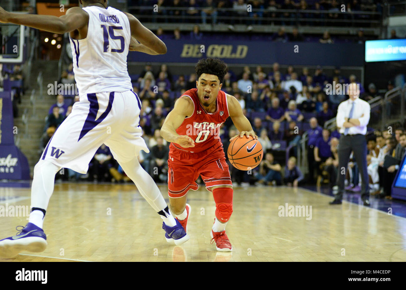 Seattle, WA, USA. Feb 15, 2018. Utah guard Sedrick Barefield (0) en action contre UW center Noé Dickerson (15) dans un CIP12 jeu de basket-ball entre l'Université de Washington et l'Université de l'Utah. Le jeu a été joué à Hec Ed Pavilion à Seattle, WA. Jeff Halstead/CSM/Alamy Live News Banque D'Images