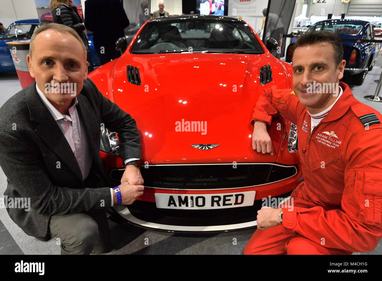 Des flèches rouges RAF squadron leader Adam Collins (à droite) avec porte-billets de tombola gagnante Humphrey Bradley qui a gagné une Aston Martin 10 Rouge, qui a été vendu aux enchères pour la charité à l'occasion de la London Classic Car Show, à exceller dans l'Est de Londres. Banque D'Images
