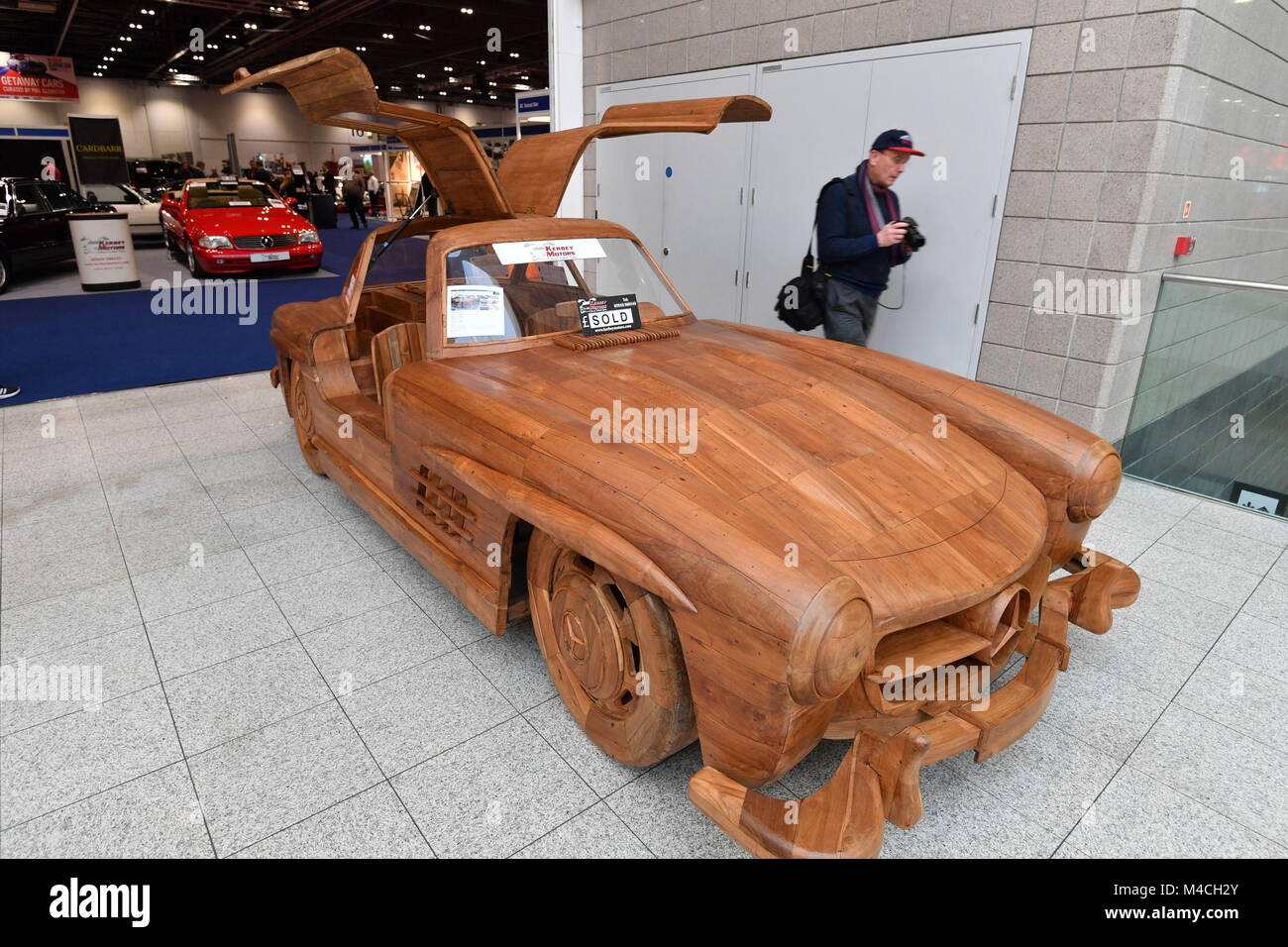 Une réplique en bois de l'échelle complète Mercedes 300 SL à l'aperçu pour le London Classic Car Show, à exceller dans l'Est de Londres. Banque D'Images