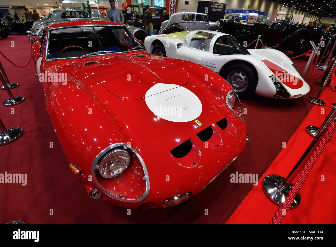 Une Ferrari 250 GTO 1962 rouge (à gauche) et un livre blanc 1966 Porsche 906 à l'essai pour le London Classic Car Show, à exceller dans l'Est de Londres. Banque D'Images