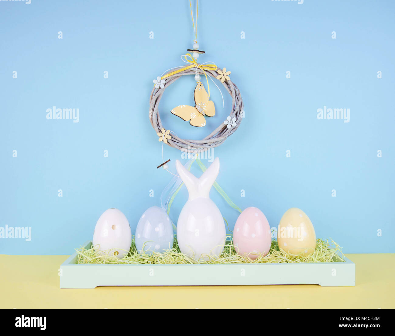 Composition pâques créatives avec des oeufs peints et lapin de Pâques. Banque D'Images