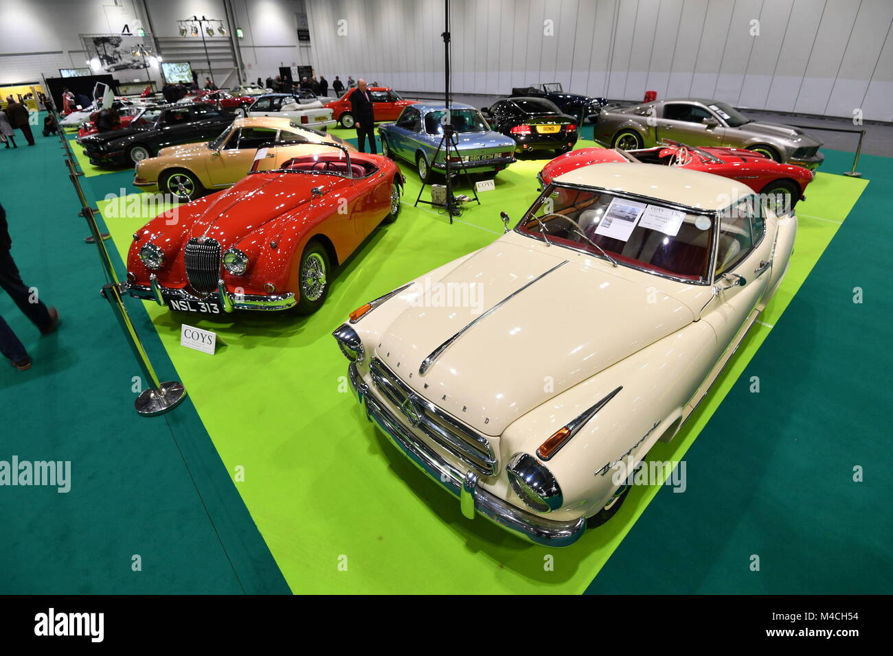 Une collection de voitures classiques, y compris une crème 1961 Borgward, sur l'affichage à l'aperçu de la London Classic Car Show, à exceller dans l'Est de Londres. Banque D'Images