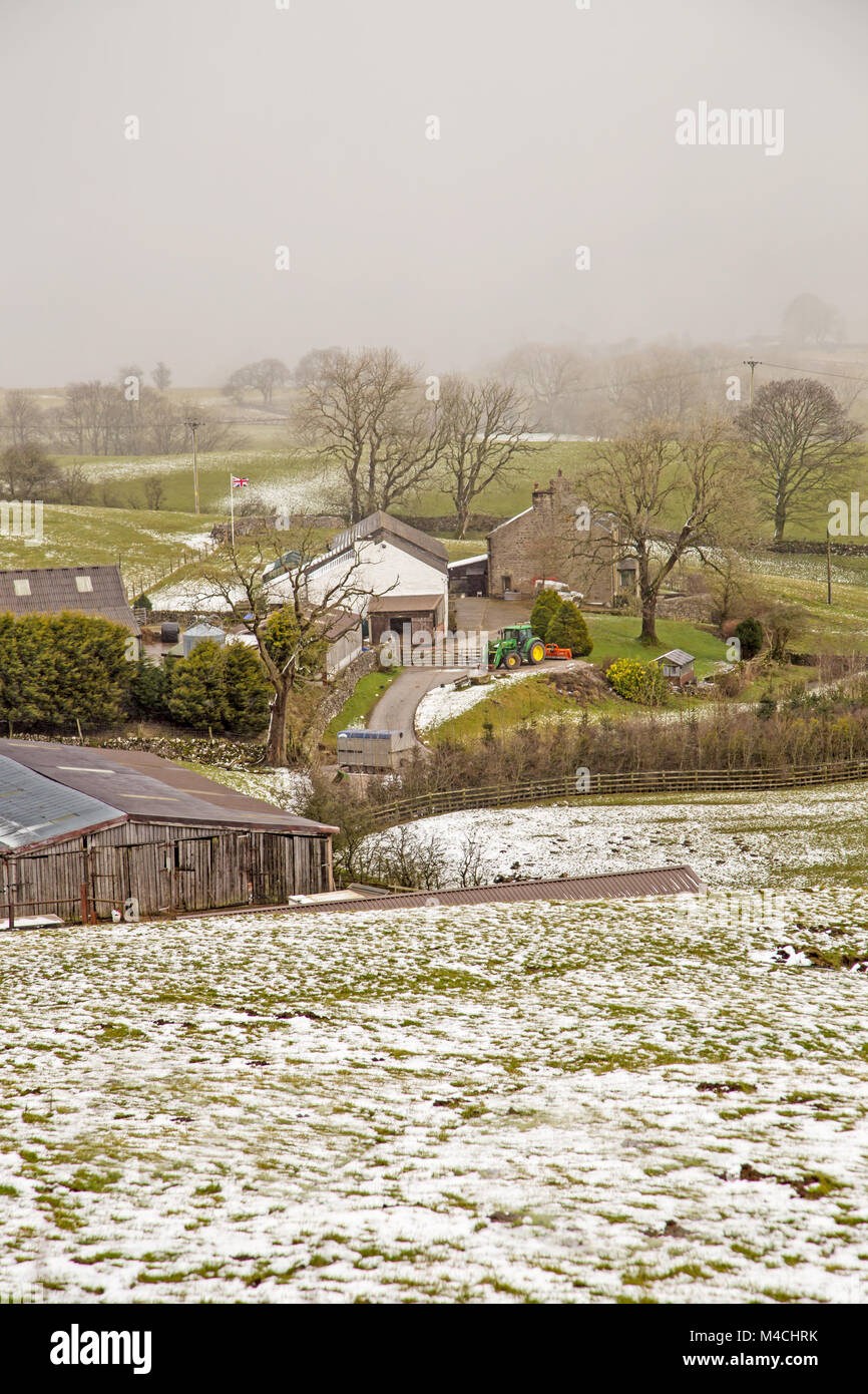 Un harfang dales farm avec snow shoers derrière Banque D'Images