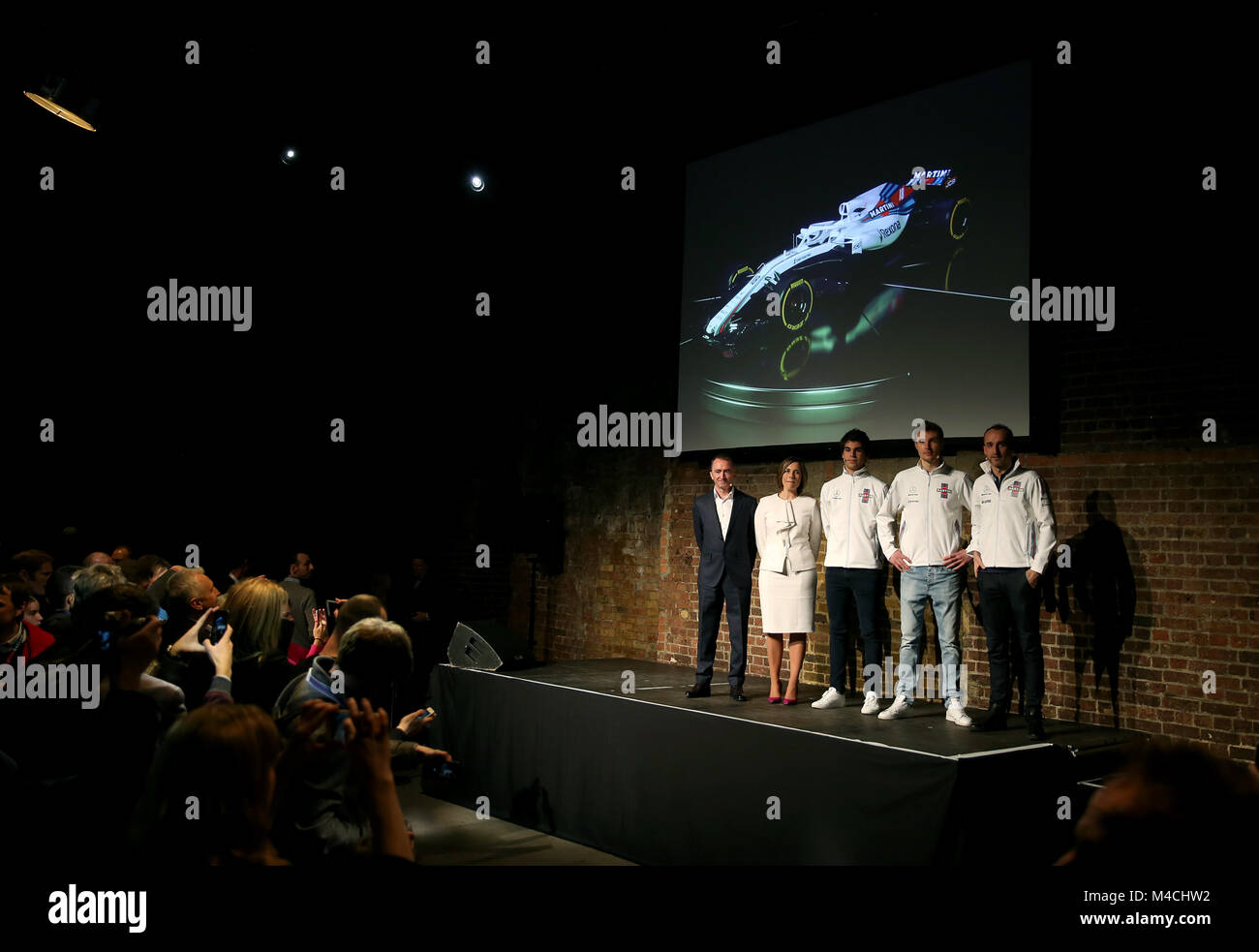 (De gauche à droite), ingénieur britannique Paddy Lowe, Claire Williams, vice-directeur de l'équipe de Formule 1 Williams, pilotes de l'équipe de course à pied, Sergey Sirotkin Lance et Robert Kubica réserver et de développement après la pose du Pilote F1 Williams 2018 Lancement de voiture au village Underground, Londres. Banque D'Images