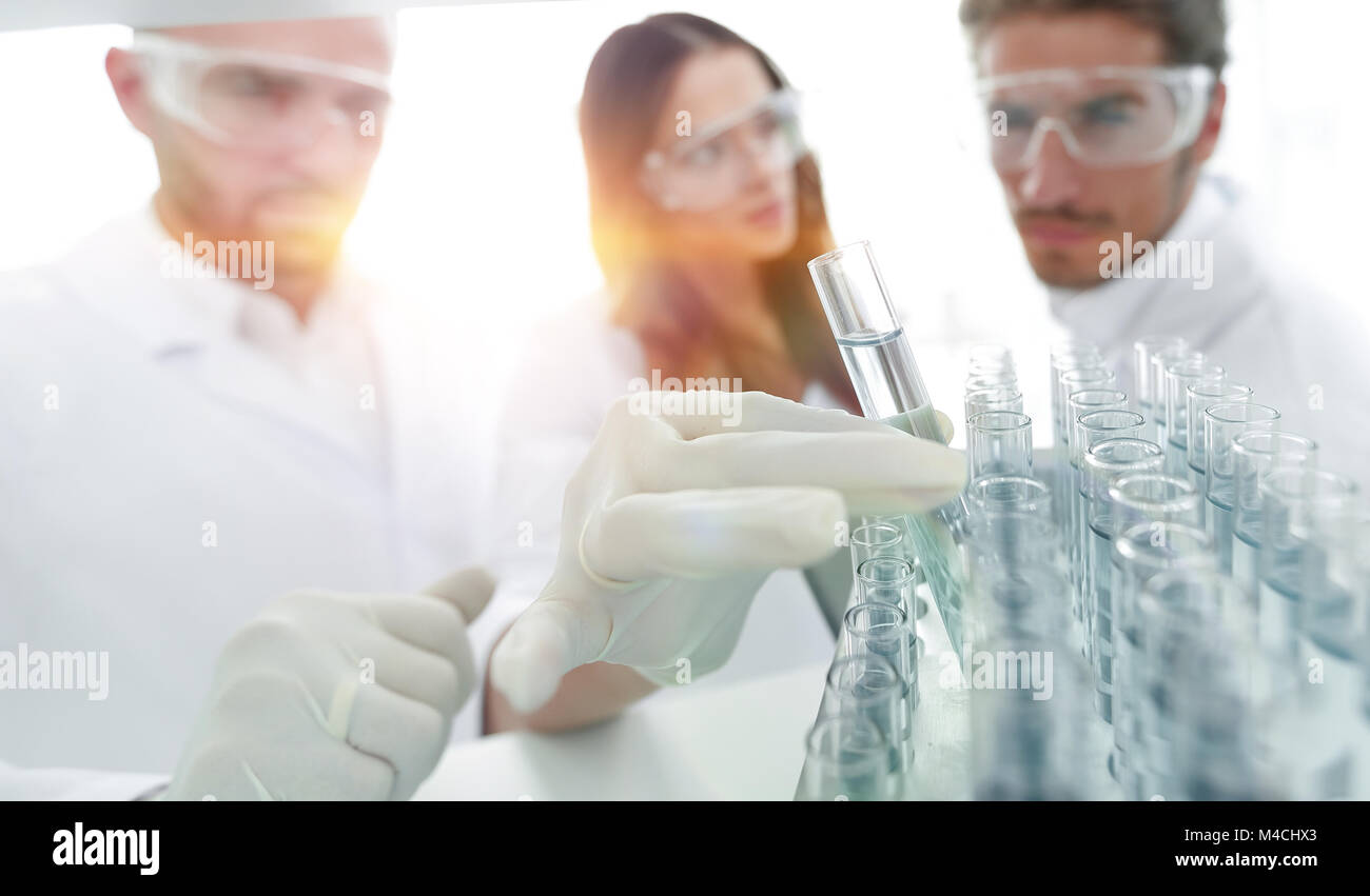 Image d'arrière-plan est un groupe de chercheurs étudiant le liquide dans Banque D'Images