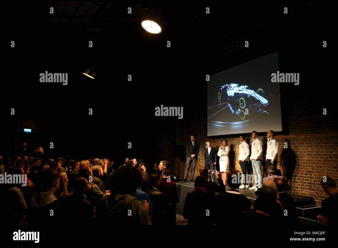 (De gauche à droite) Jake Humphrey, Paddy Lowe, ingénieur britannique, Claire Williams, vice-directeur de l'équipe de Formule 1 Williams, pilotes de l'équipe de course à pied, Sergey Sirotkin Lance et Robert Kubica réserver et de développement au cours de l'installation de la 2018 F1 Williams lancement de voiture au village Underground, Londres. Banque D'Images
